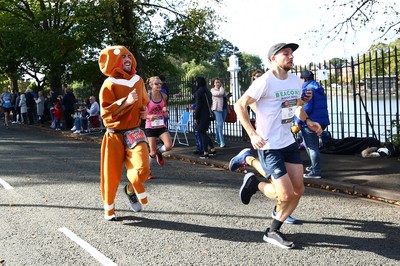 061019 - Cardiff University Cardiff Half Marathon - Runners pass Roath Park Lake