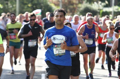 061019 - Cardiff University Cardiff Half Marathon - Runners pass Roath Park Lake