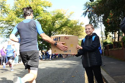 061019 - Cardiff University Cardiff Half Marathon - Runners pass Roath Park Lake