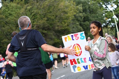 061019 - Cardiff University Cardiff Half Marathon - Runners pass Roath Park Lake