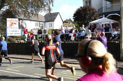 061019 - Cardiff University Cardiff Half Marathon - Runners pass Roath Park Lake