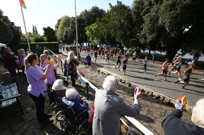 061019 - Cardiff University Cardiff Half Marathon - Runners pass Roath Park Lake