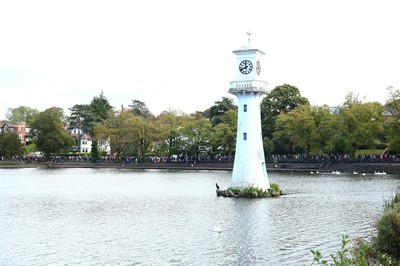 061019 - Cardiff University Cardiff Half Marathon - Runners pass Roath Park Lake