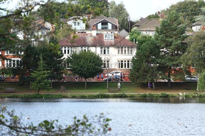 061019 - Cardiff University Cardiff Half Marathon - Runners pass Roath Park Lake