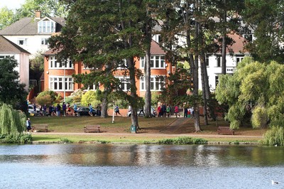 061019 - Cardiff University Cardiff Half Marathon - Runners pass Roath Park Lake