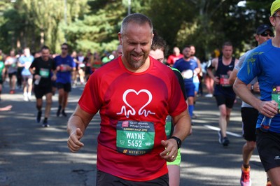 061019 - Cardiff University Cardiff Half Marathon - Runners pass Roath Park Lake