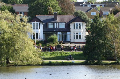 061019 - Cardiff University Cardiff Half Marathon - Runners pass Roath Park Lake