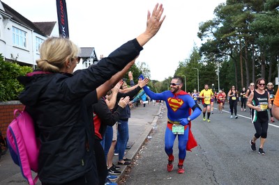 061019 - Cardiff University Cardiff Half Marathon - Runners pass Roath Park Lake