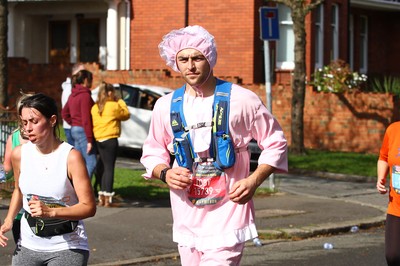 061019 - Cardiff University Cardiff Half Marathon - Runners pass Roath Park Lake