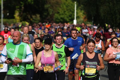 061019 - Cardiff University Cardiff Half Marathon - Runners pass Roath Park Lake