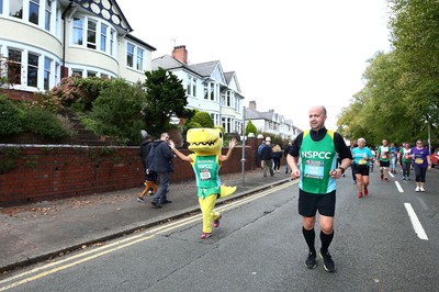 061019 - Cardiff University Cardiff Half Marathon - Runners pass Roath Park Lake