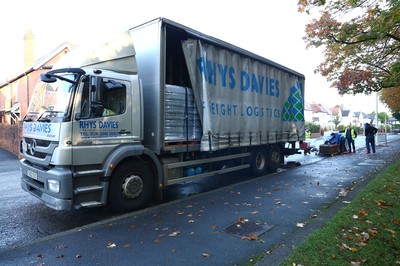 061019 - Cardiff University Cardiff Half Marathon - Rhys Davies Logistics deliver drinks to the Roath Park Lake station