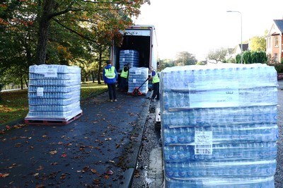 061019 - Cardiff University Cardiff Half Marathon - Rhys Davies Logistics deliver drinks to the Roath Park Lake station