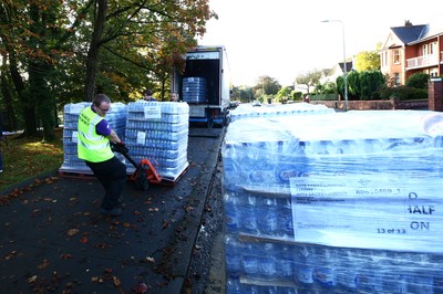 061019 - Cardiff University Cardiff Half Marathon - Rhys Davies Logistics deliver drinks to the Roath Park Lake station