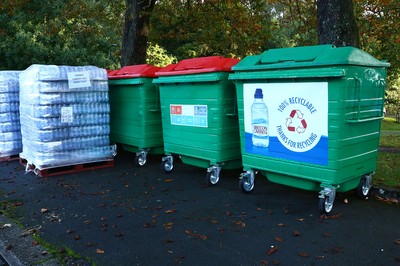 061019 - Cardiff University Cardiff Half Marathon - Rhys Davies Logistics deliver drinks to the Roath Park Lake station