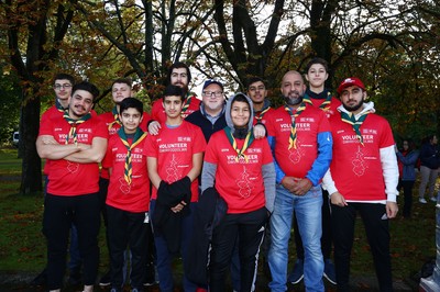 061019 - Cardiff University Cardiff Half Marathon - The Extra Milers volunteers at Roath Park Lake drinks station