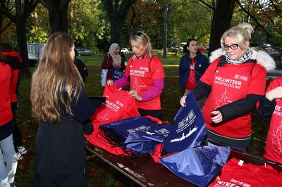 061019 - Cardiff University Cardiff Half Marathon - The Extra Milers volunteers at Roath Park Lake drinks station