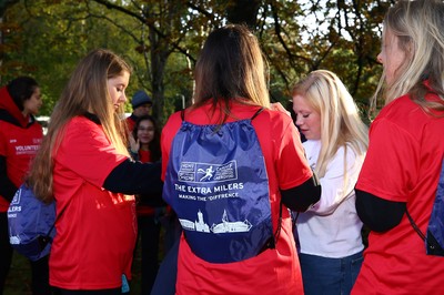 061019 - Cardiff University Cardiff Half Marathon - The Extra Milers volunteers at Roath Park Lake drinks station