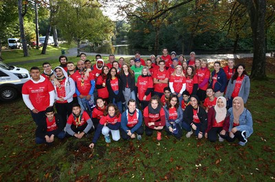 061019 - Cardiff University Cardiff Half Marathon - The Extra Milers volunteers at Roath Park Lake drinks station