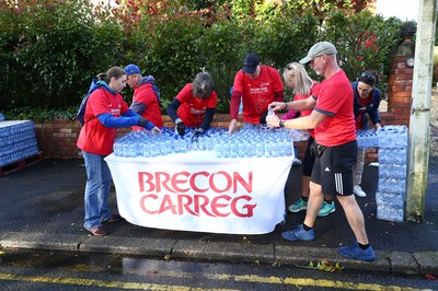 061019 - Cardiff University Cardiff Half Marathon - The Extra Milers volunteers at Roath Park Lake drinks station