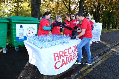 061019 - Cardiff University Cardiff Half Marathon - The Extra Milers volunteers at Roath Park Lake drinks station