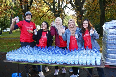 061019 - Cardiff University Cardiff Half Marathon - The Extra Milers volunteers at Roath Park Lake drinks station