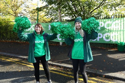 061019 - Cardiff University Cardiff Half Marathon - NSPCC volunteers at Roath Park Lake