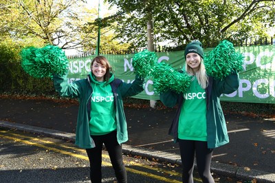 061019 - Cardiff University Cardiff Half Marathon - NSPCC volunteers at Roath Park Lake