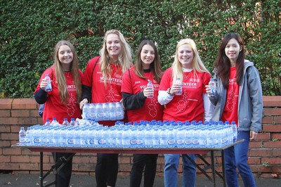 061019 - Cardiff University Cardiff Half Marathon - The Extra Milers volunteers at Roath Park Lake drinks station