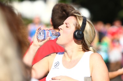 061019 - Cardiff University Cardiff Half Marathon - Runners rehydrate with Brecon Carreg water and Lucozade at Roath Park Lake