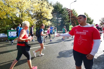 061019 - Cardiff University Cardiff Half Marathon - The Extra Milers volunteers supply Brecon Carreg water at Roath Park Lake