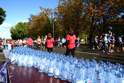 061019 - Cardiff University Cardiff Half Marathon - The Extra Milers volunteers supply Brecon Carreg water at Roath Park Lake