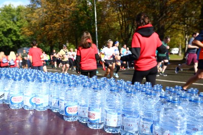 061019 - Cardiff University Cardiff Half Marathon - The Extra Milers volunteers supply Brecon Carreg water at Roath Park Lake