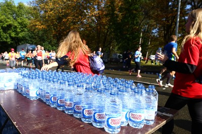 061019 - Cardiff University Cardiff Half Marathon - The Extra Milers volunteers supply Brecon Carreg water at Roath Park Lake