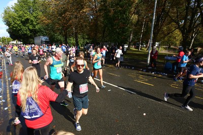 061019 - Cardiff University Cardiff Half Marathon - The Extra Milers volunteers supply Brecon Carreg water at Roath Park Lake