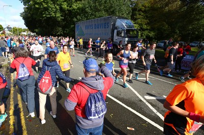 061019 - Cardiff University Cardiff Half Marathon - The Extra Milers volunteers supply Brecon Carreg water at Roath Park Lake