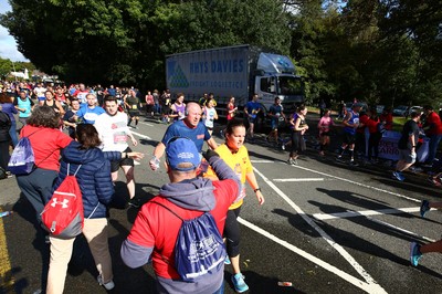 061019 - Cardiff University Cardiff Half Marathon - The Extra Milers volunteers supply Brecon Carreg water at Roath Park Lake