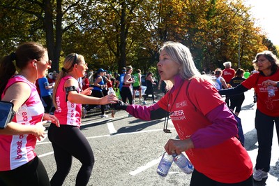 061019 - Cardiff University Cardiff Half Marathon - The Extra Milers volunteers supply Brecon Carreg water at Roath Park Lake