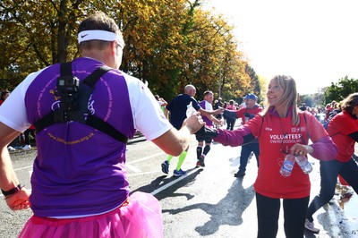 061019 - Cardiff University Cardiff Half Marathon - The Extra Milers volunteers supply Brecon Carreg water at Roath Park Lake