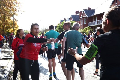 061019 - Cardiff University Cardiff Half Marathon - The Extra Milers volunteers supply Brecon Carreg water at Roath Park Lake