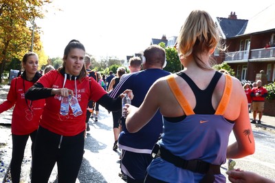 061019 - Cardiff University Cardiff Half Marathon - The Extra Milers volunteers supply Brecon Carreg water at Roath Park Lake