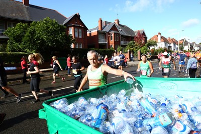 061019 - Cardiff University Cardiff Half Marathon - Runners make full use of the recyclers at Roath Park Lake