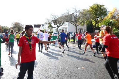 061019 - Cardiff University Cardiff Half Marathon - The Extra Milers volunteers supply Brecon Carreg water at Roath Park Lake