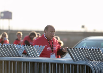 061019 - Cardiff Half Marathon -    Volunteers  at the Cardiff Bay Barrage