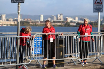 061019 - Cardiff Half Marathon -    Volunteers  at the Cardiff Bay Barrage