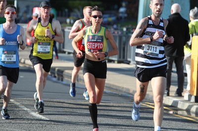 061019 - Cardiff Half Marathon -    Runners at the Cardiff Bay Barrage