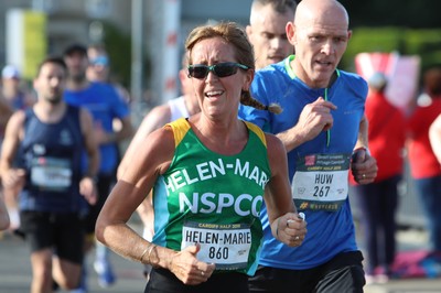 061019 - Cardiff Half Marathon -    Runners at the Cardiff Bay Barrage