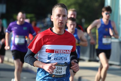 061019 - Cardiff Half Marathon -    Runners at the Cardiff Bay Barrage