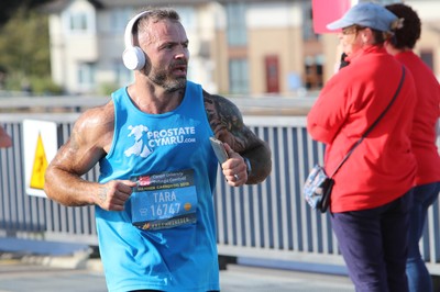 061019 - Cardiff Half Marathon -    Runners at the Cardiff Bay Barrage