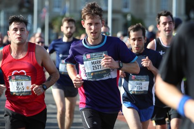 061019 - Cardiff Half Marathon -    Runners at the Cardiff Bay Barrage